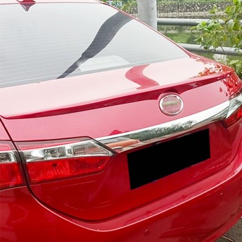 Αεροτομή πορτ-μπαγκάζ Toyota Corolla (2014-2018) - μαύρη γυαλιστερή