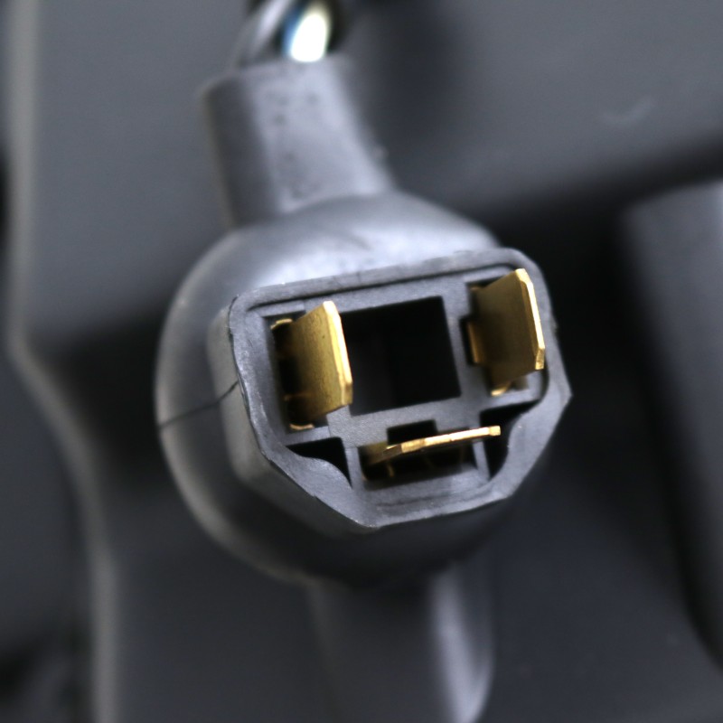 Φανάρια εμπρός Mitsubishi Pajero (2001-2006) - μαύρα , με λάμπες (Η1) - σετ 2τμχ.