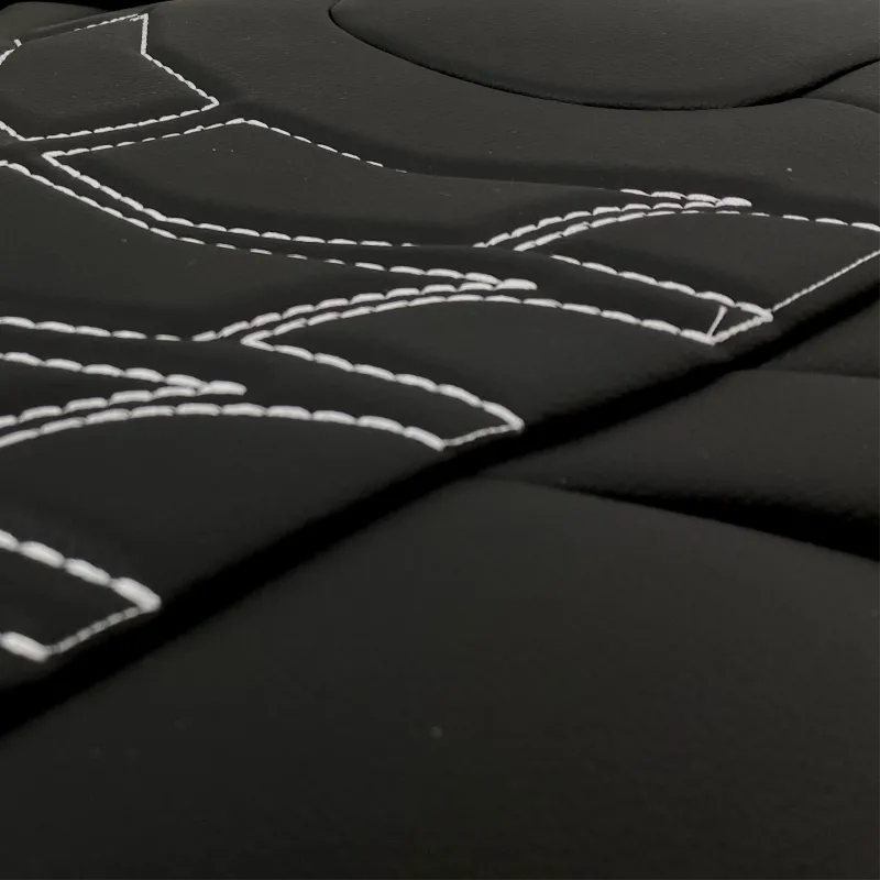 3D Δερμάτινα καλύμματα καθισμάτων Streetech Classy - μαύρο χρώμα με λευκές λεπτομέρειες